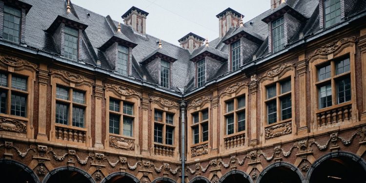 Spectacular Style: Transform Your Home with an Oak-Framed Garage