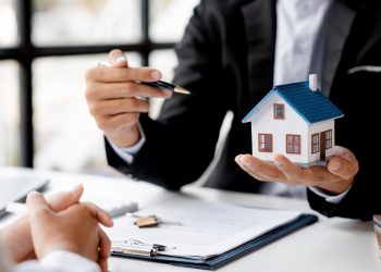 There are several things to keep in mind when selling a home. Here are some key points: