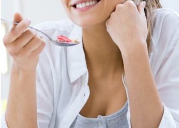 Crunchy and Irresistible: Homemade Cinnamon Nutmeg Granola Recipe