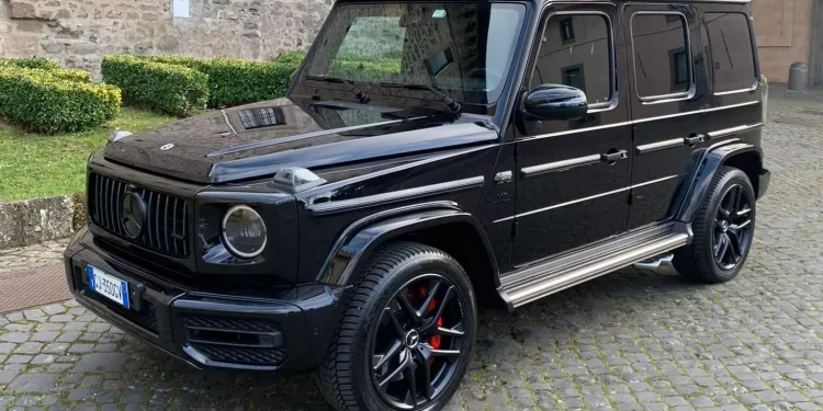 Making the choice to rent a luxury car in Milan: comparison of a Range Rover Autobiography, a Mercedes G63 AMG, and a Mercedes GLS63 AMG