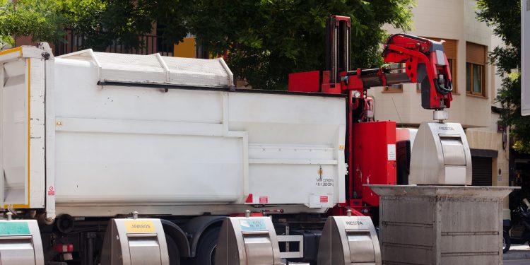 What Are the Benefits of Choosing a 15 yd Dumpster Rental?