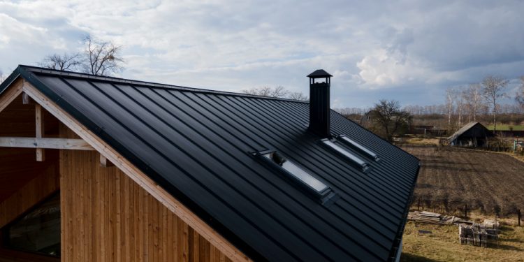 7 Sleek Metal Roof and Siding Color Combinations (Style Guide)