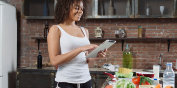 What a Weight-Loss Coach Actually Does (And Why It Works Better Than Apps)