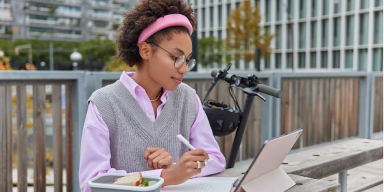 Social Media Manager Course: How to Start a Career Managing Social Media for Businesses